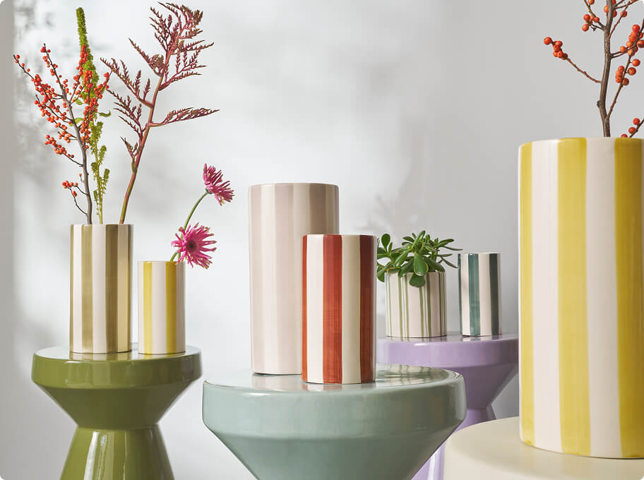 Vases et tabourets colorés